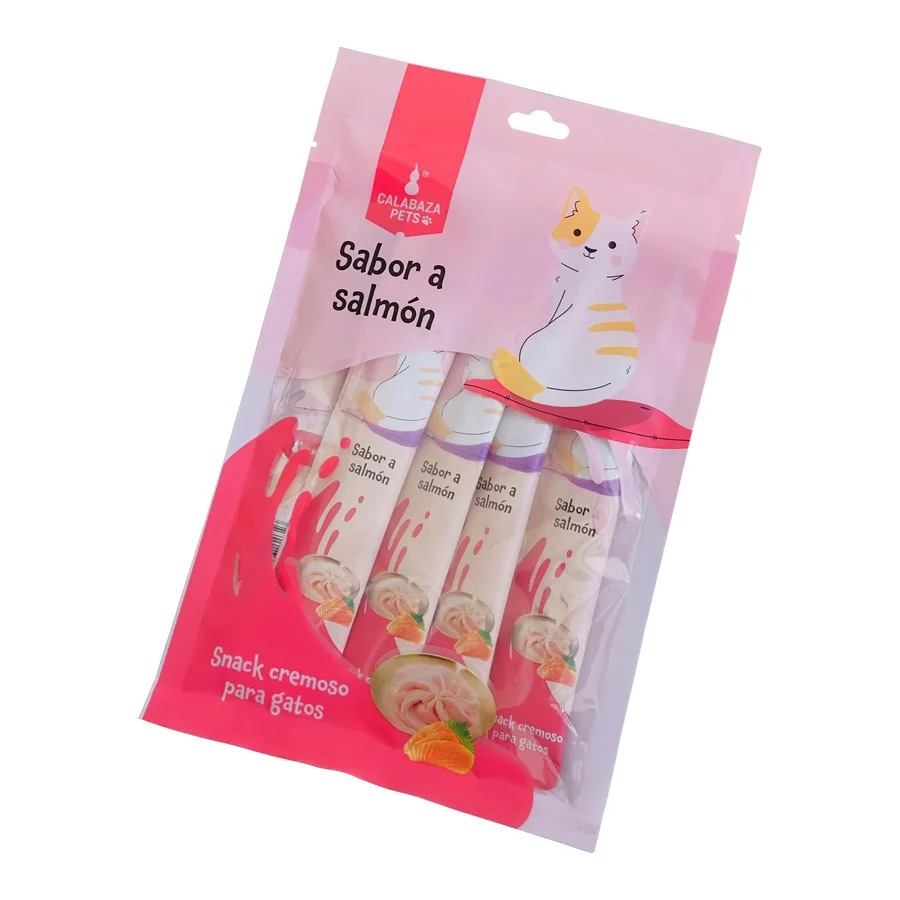 Bolsa de snack cremoso para gatos vista en diagonal